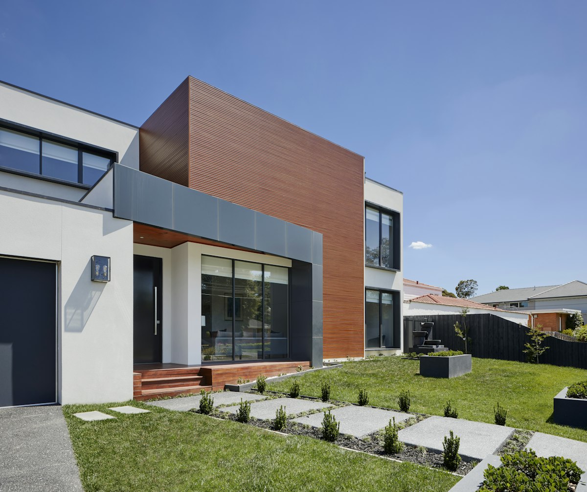 Casă contemporană deschisă spre grădină
