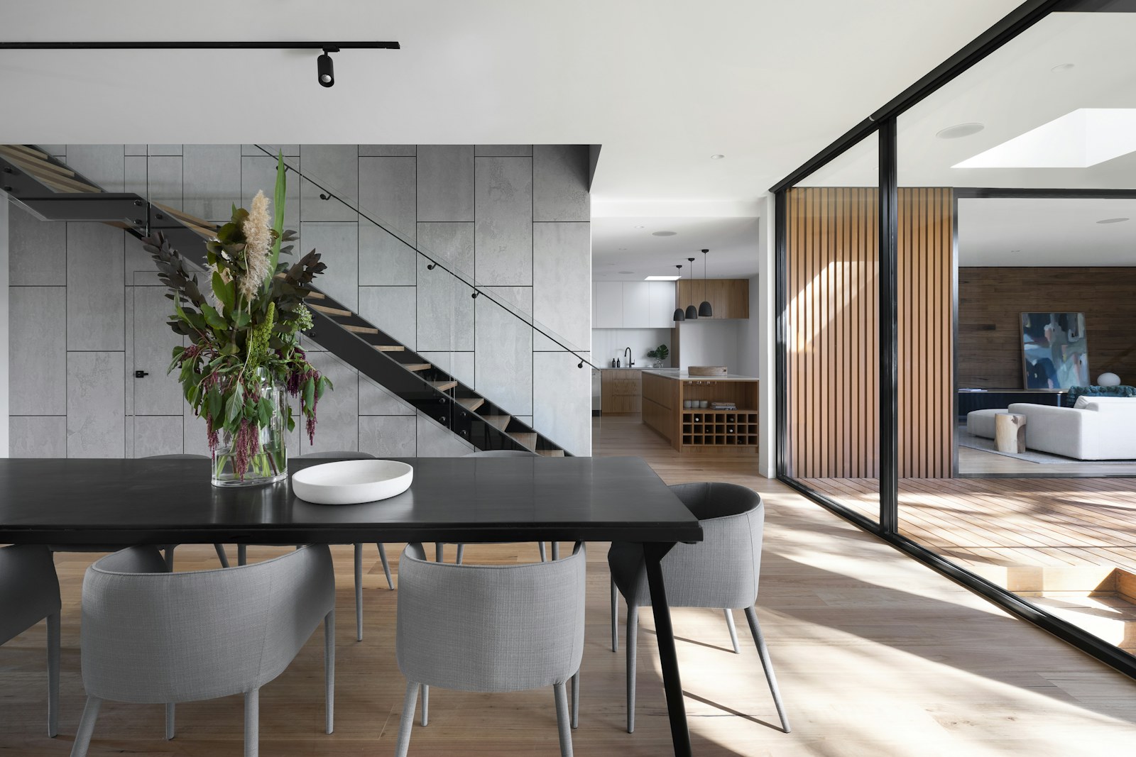 Interior contemporan luminos, cu materiale naturale și deschidere către grădină