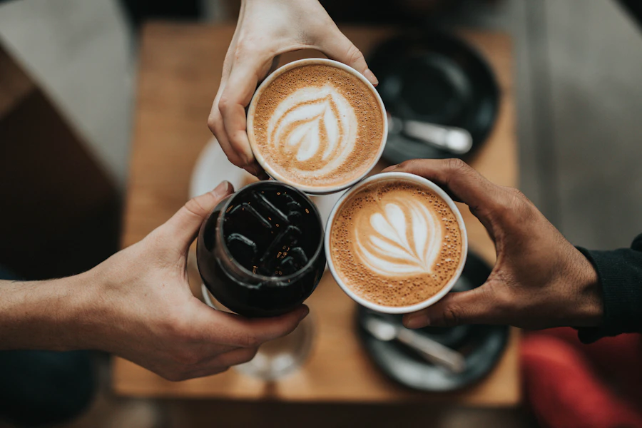 Compoziție fotografică cu cafea și accesorii